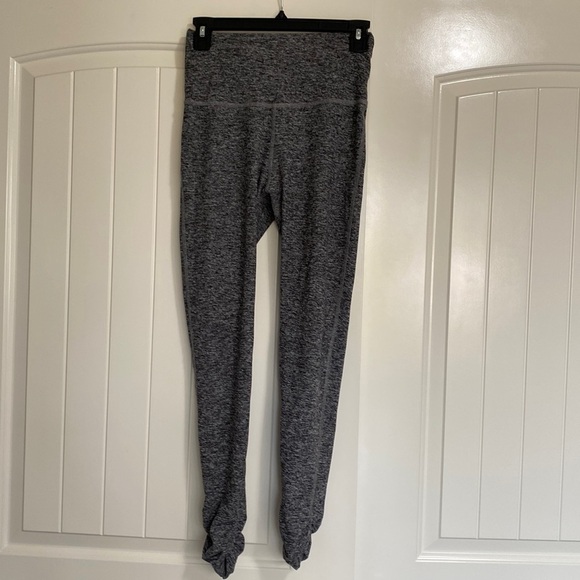 Beyond Yoga Space Dye Legging Gray Ruched Leg Athletic Workout Size M - Picture 1 of 8